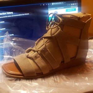 Womens size 8M Tan Sandals by Crown Vintage